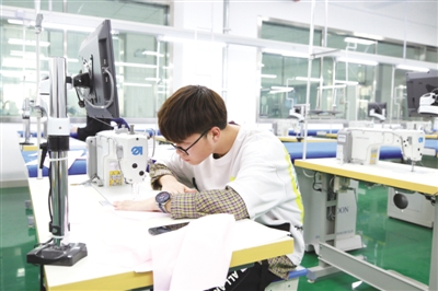 <p>　　宁夏职业技术学院服装与服饰设计专业学生缝制设计参赛服装。</p>