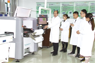 <p>　　北方民族大学学生进行电路板焊接学习。</p>