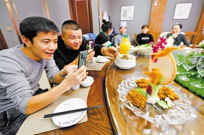 <p>  “精雕细琢”的菜品吸引食客们拍照留念。</p>