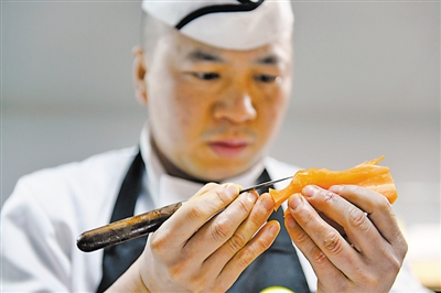 <p>  每当拿起食材和刻刀，彭鹏总是神情专注，细致入微。</p>
