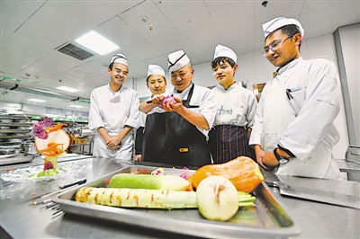 <p>  交流食雕技法。</p>