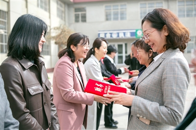 4月9日，银川市金凤区法院、妇联、司法局三方联动，成立金凤区第二婚姻家庭纠纷人民调解委员会西湖法庭工作室，通过为妇女儿童权益提供专业保障，积极推行心理辅导干预、家事调查、诉前调解、案后回访等措施，为辖区群众提供家事解纷新服务。同时加强与基层解纷组织的协作联动，建立双向预警机制，做实做细矛盾纠纷的隐患排查和前端化解。揭牌仪式上，为辖区6名人民调解员颁发了聘书。
    本报记者 段涛 摄