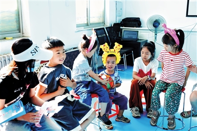 孩子们积极参与法治夏令营。