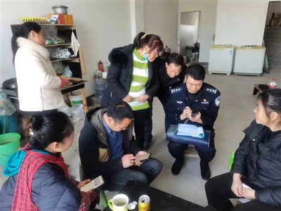 同心县公安局民警在群众家中化解矛盾纠纷。
    本报通讯员 周四春 摄
