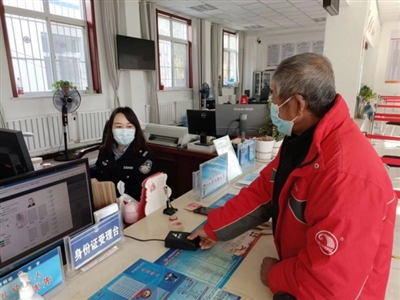 日前，青铜峡市公安局窗口民警接待群众。本报通讯员 张超 摄