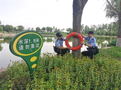 近日，宁夏机场公安民警对辖区人工湖、蓄水池等开展重点巡查，并在深水湖边加装救生圈，预防溺水事件发生。
    本报记者 丁丁 摄