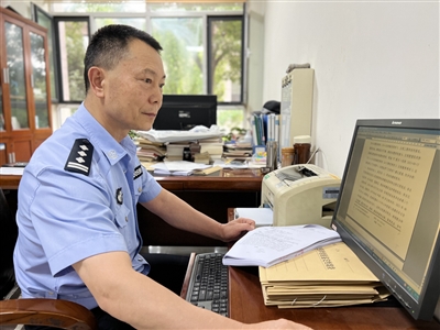 赵继忠在工作中。