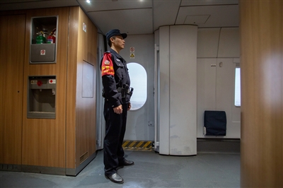 列车即将进站时，提前守在车门前维持秩序。