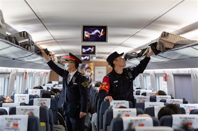     乘警、列车长逐节巡逻车厢，检查并提醒乘客看好行李。
