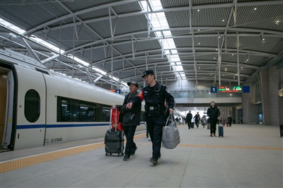     帮助乘客前往指定车厢。