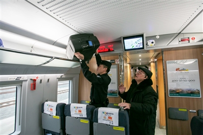     帮助乘客放行李。