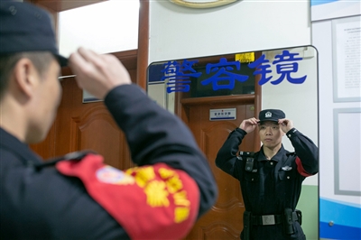     上车前整理警容。