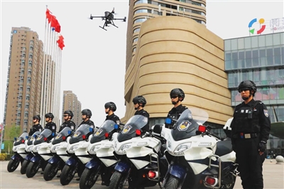 金凤公安摩托化快反力量“巡鹰战队”屯警街面、震慑犯罪。