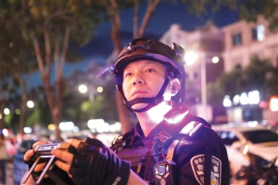 五一期间，银川市公安局特警支队民警在西夏区漫葡小镇利用无人机喊话进行侦查和宣传。