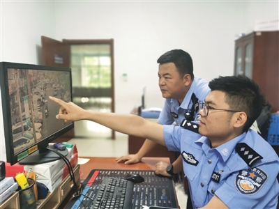 侯杨和张宏伟分析肇事车辆行驶轨迹。