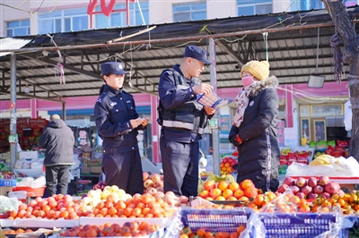     民警走进集市忙普法。