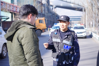     民警走上街头排查收集群众的意见建议。