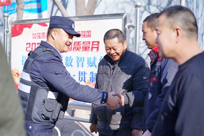     在民警的不懈努力下，矛盾纠纷得以成功化解，双方对调解结果很满意。