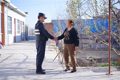     民警走访入户了解民意。
