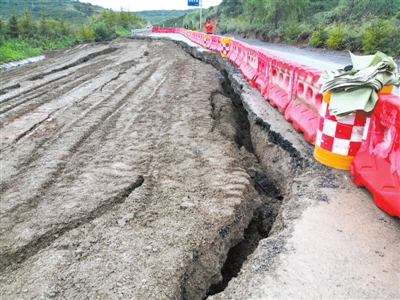 山体滑坡造成的道路塌陷裂缝。本报记者  剡文鑫  摄