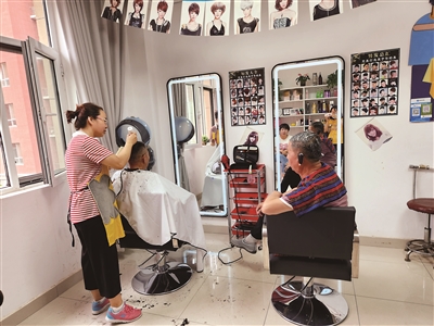     社区理发店。