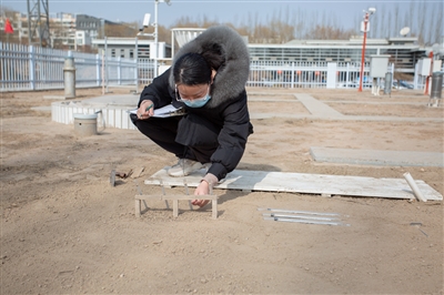     观测员正在测量地面温度。