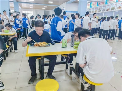     教职工与学生在餐厅就餐。