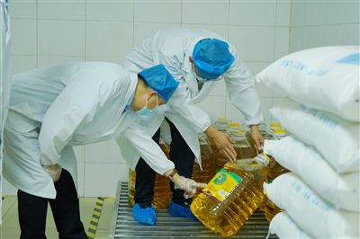     仔细检查，保障食品原材料安全。