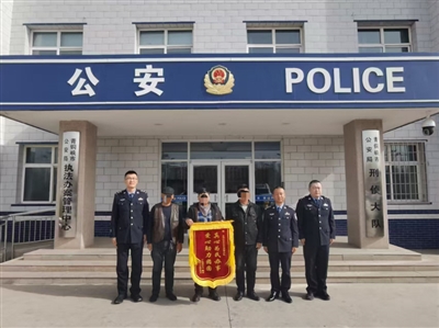 跨越30多年时空，与亲人团聚的丁某及家人向青铜峡警方赠送锦旗表达谢意。受访单位供图