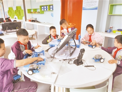     银川市金凤区第十六小学，学生们专心致志组装智能避障小汽车。				   本报记者 鲁延宏 摄