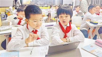     银川市金凤区第十八小学，AI赋能让课堂更加有趣。	  （资料图片）
    本报记者 徐琳 摄