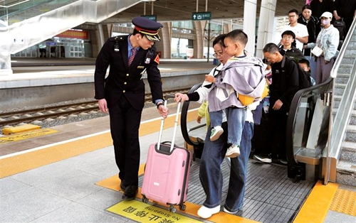 银川火车站超八成旅客小长假乘高铁出行
