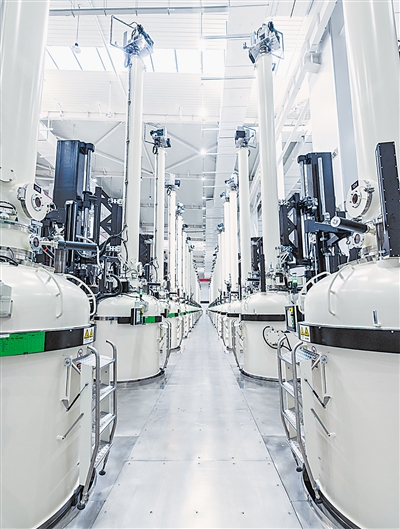     宁夏中环光伏材料有限公司50GW（G12）太阳能级单晶硅材料智慧工厂。
    本报记者 王晓龙　白茹　摄