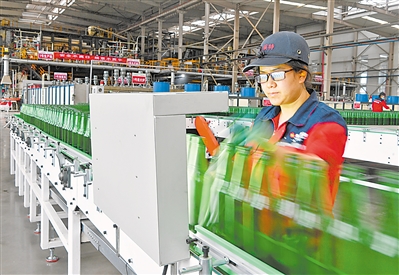     宁夏金莱特新材料科技有限公司绿色环保型玻璃容器及包装材料产业化生产项目，工人检测样品质量。
    本报记者　王晓龙　白茹　摄
