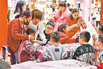元宵节，商家组织主题活动，孩子们体验包汤圆。