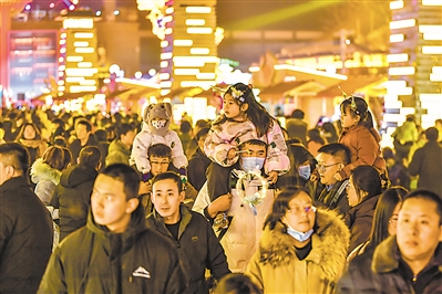     假日市场，银川文化城凤凰幻城人气十足。 均宁夏日报报业集团全媒体记者 韩胜利 摄