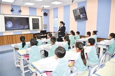 泾源县六盘山镇八一爱民学校，学生们通过多媒体教学设备，进行在线互动课堂学习。（资料图片） 本报记者 左鸣远 摄