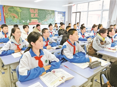     2024年12月24日，银川市唐徕中学北校区学生在课堂上认真听讲。