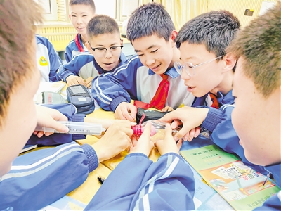     2025年3月26日，银川市第十三中学学生做实验。