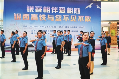 快闪活动现场。 

    本报记者   张雪梅   摄