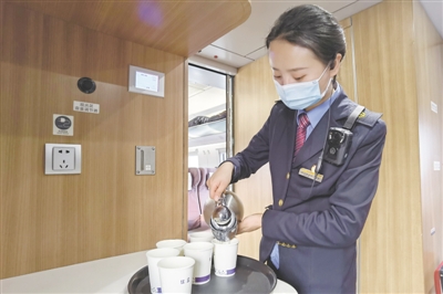 <p>　　高铁乘务员贴心服务。</p>