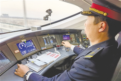 <p>　　动车司机吴建兵正在驾驶动车。</p>