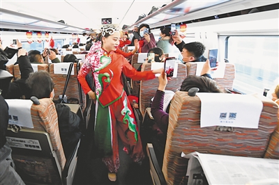 <p>　　首发动车上的精彩表演。</p>