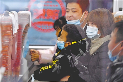 <p>　　一家人踏上回家路。</p>