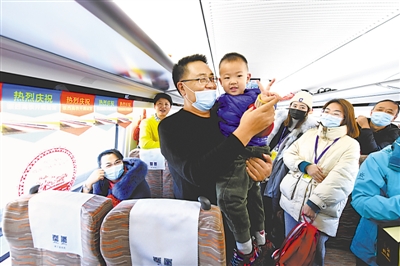 <p>　　首发动车上最小的乘客只有3岁半。</p>