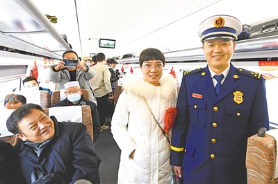 <p>　　光荣的乘客：哥哥是劳动模范，妹妹是抗疫模范。</p>