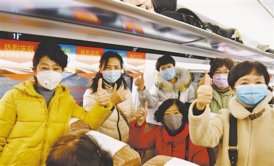 <p>　　姐妹们组团乘动车去旅游。</p>