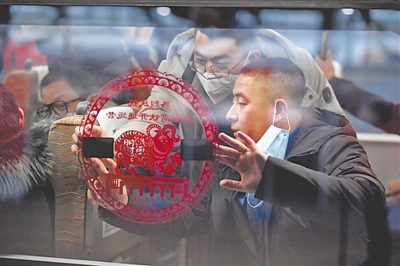 <p>　　两位乘客给车票拍照留念。</p>