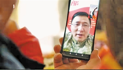 <p>　　丁涛与家人视频通话。　本报记者　蒲利宏　摄</p>