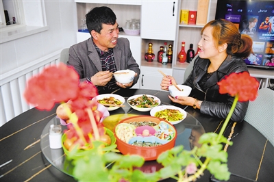 <p>　　傍晚时分，在工地上忙活了一天的柳占江回到家中与妻子毛生红共进晚餐。</p>